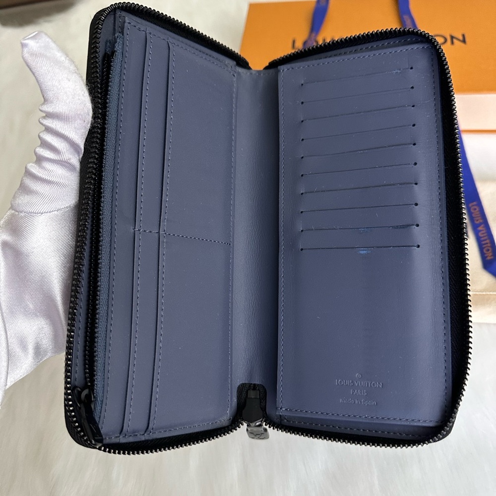 Auth Zippy Wallet Micro Chip - Picture 5 of 17